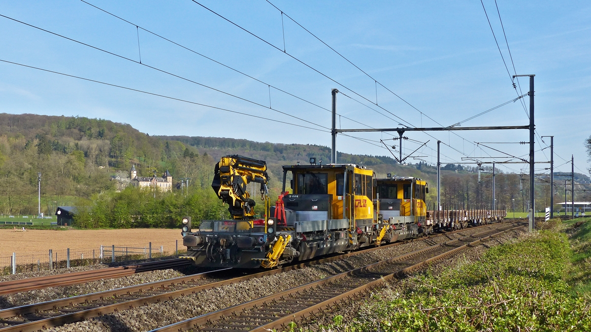 . Frhling in Schieren - Der erhoffte Gterzug kam nicht, dafr fuhren die beiden ROBEL IIF 731 und 704 ber die Nordstrecke zwichen Schieren und Colmar-Berg in Richtung Luxembourg. 21.04.2015 (Jeanny)