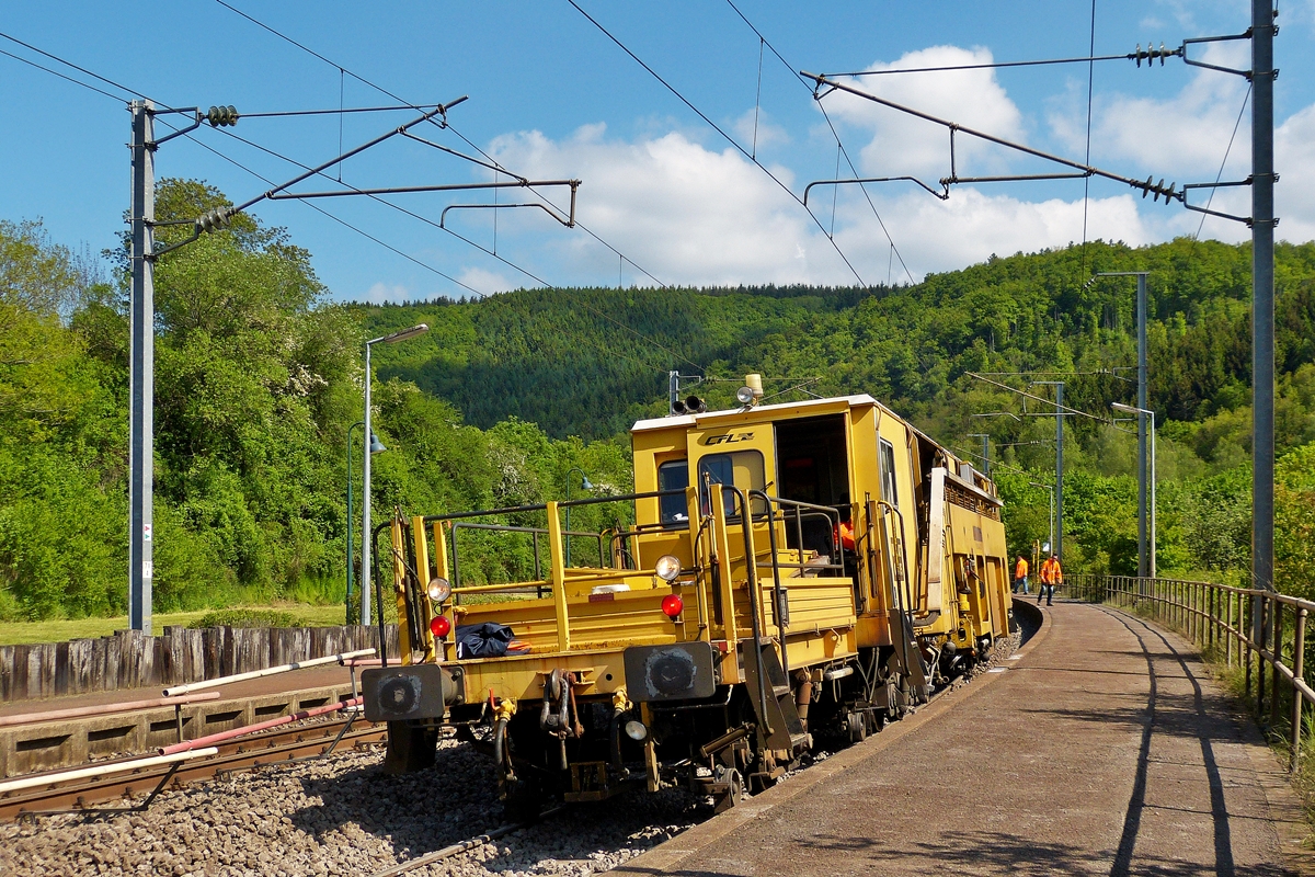 . Gleisbauarbeiten am Wochenende in Drauffelt - CFL 4, eine Plasser & Theurer Gleisstopfmaschine vom Typ UNIMAT 08-275 (L-CFLIF 99 82 942 4004-4, Bj. 1998, Maschinen N 1096) bei der Arbeit am 18.05.2014 auf der Baustelle in Drauffelt. (Hans)