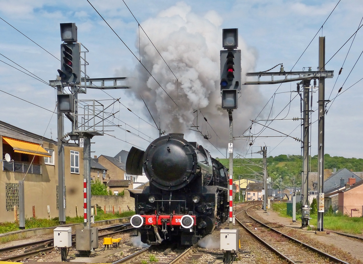 . Heute hat Armin was verpasst - Die Dampflok 5519 war fr ein paar Stunden zu Gast im Bahnhof von Wasserbillig. Nachdem sie einige Zeit unfotografierbar am Bahnsteig abgestellt war, setzte sie endlich um und konnte bei der Einfahrt in den Bahnhof von Wasserbillig abgelichtet werden. 26.04.2014 (Jeanny)