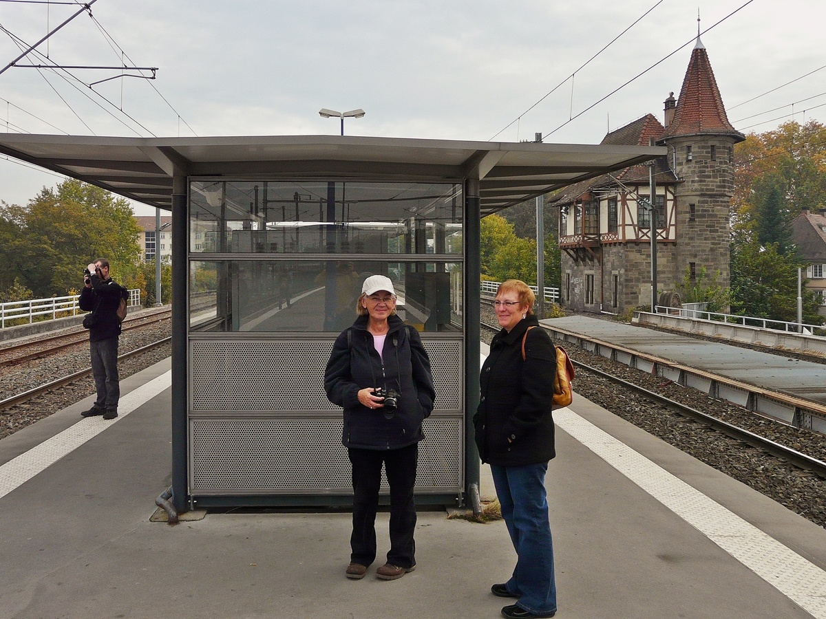 . Im Archiv gefunden - Zwei Bahnfotografinen an der Haltestelle Krimmeri-Meinau in Strasbourg, umrahmt vom fotografierenden Jonas Frey und dem wunderschnen alten Stellwerk. 29.10.2011 (Hans) 