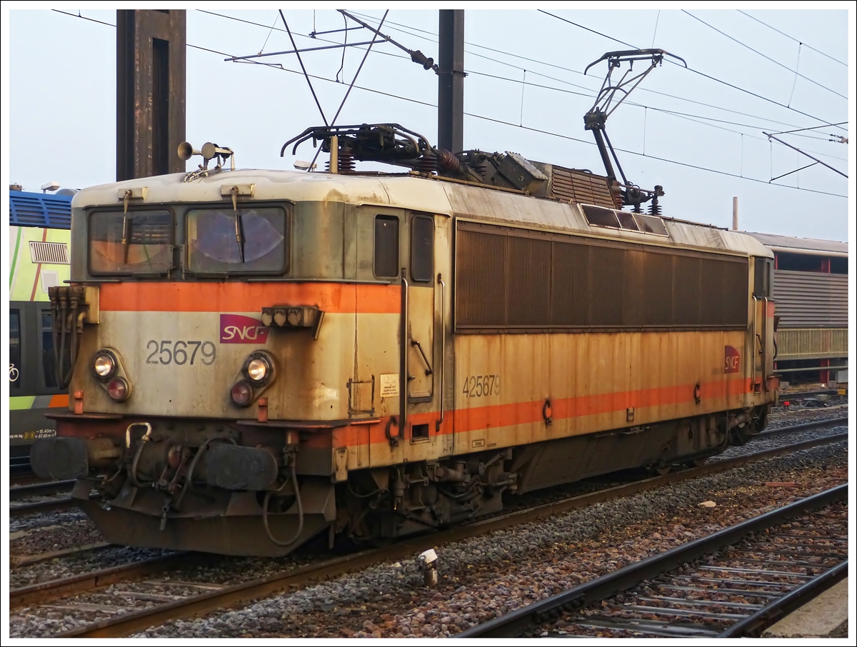 . Im nebeligen Hauptbahnhof von Strasbourg rangierte am frhen Morgen des 10.12.2013 der SNCF Dinosaurier BB 25679. (Jeanny)

Die SNCF BB 25500 [Spitznamen: Danseuse (Tnzerin) oder Savonnette (Seifenkugel)] ist eine franzsische Elektrolokomotivbaureihe fr den Einsatz auf dem Gleichstromnetz und dem Wechselstromnetz der SNCF. Die Lokomotiven wurden von Alsthom vom 19. Mai 1964 bis zum 14. Januar 1976 gebaut.

Diese Lokomotiven sind Teil einer groen Serie, der “BB Alsthom”. Es wurden insgesamt 194 Lokomotiven des Typs BB 25500 geliefert.

Die BB 25500 ist zweisystemfhig und kann vielfltig eingesetzt werden. Die Hchstgeschwindigkeit betrgt 140 km/h fr Fernverkehrszge. Doch die mittelmige Federung, woher auch der Spitzname “Danseuses” stammt, beschrnkt die Lokomotive heute auf den Regional- und Gterverkehr. Alle BB 25500, die im Personenverkehr (TER) im Einsatz sind, sind wendezugfhig.

Die BB 25500 hat zwei Varianten, die Lokomotiven BB 25500 bis 25588 und die Lokomotiven BB 25588 bis 25694, diese letzten haben einen greren Fhrerstand.

Die Inbetriebnahme der BB 25500 hat es ermglicht, dass Zge durchgehend mit derselben Lokomotive innerhalb Frankreichs bespannt werden knnen, da sie mit den zwei Bahnstromsystemen Frankreichs, 1,5 kV Gleichstrom und 25 kV 50 Hz Wechselstrom, zurechtkommt. Seit dem 1 Januar 1999 sind die BB 25500 in die drei verschiedenen Geschftsfelder: Fret (Gterverkehr), TER und Transilien aufgeteilt.

Die technischen Daten der BB 25500:

Nummerierung: BB 25501 bis 25694 
Anzahl: 194 gebaut, 95 im Bestand 
Hersteller: Alstom 
Baujahr(e): 1964–1976 
Ausmusterung: 2004–heute 
Achsformel: Bo’Bo’ 
Spurweite: 1435 mm (Normalspur) 
Lnge: 14,70 m (25501–25544), 14,94 m (25545–25587), 15,57 m (25588–25694)
 Hhe: 4,19 m (25501–25587), 4,28 m (25588–25694), Breite: 3,03 m 
Drehzapfenabstand: 9,30 m 
Leermasse: 77 t (25501–25544), 78 t (25545–25587), 80 t (25588–25694)
Hchstgeschwindigkeit: 90/140 km/h 
Dauerleistung: 2940 kW 
Anfahrzugkraft: 250 kN 
Treibraddurchmesser: 1100 mm 
Stromsystem: 1,5 kV=, 25 kV, 50 Hz~
Strombertragung: Oberleitung 
Anzahl der Fahrmotoren: 2 
Antrieb: TAB 660 B1 
Kupplungstyp: Schraubenkupplung




