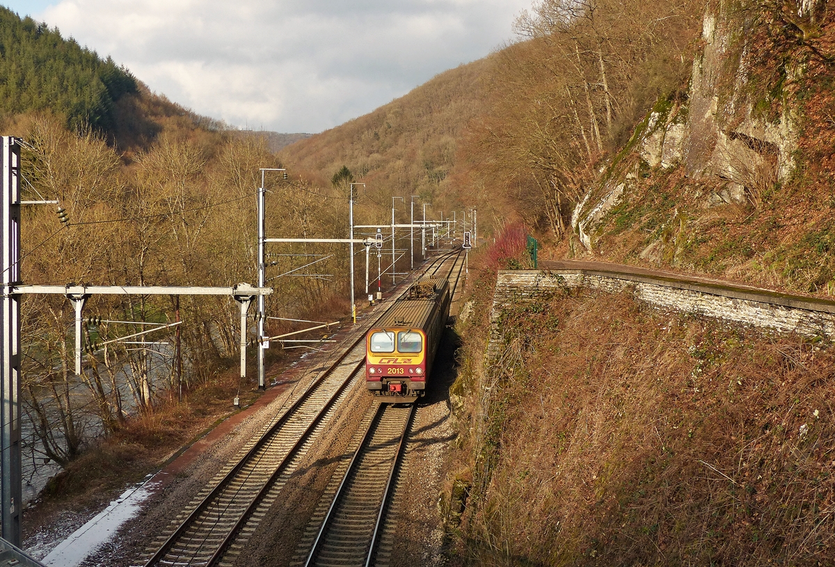 . Im schnsten Sonnenschein des 20.01.2015 fhrt der Z 2013 als RE 3838 Troisvierges - Luxembourg durch das enge Tal der Woltz, kurz bevor er die Haltestelle Goebelsmhle erreichen wird. (Jeanny)