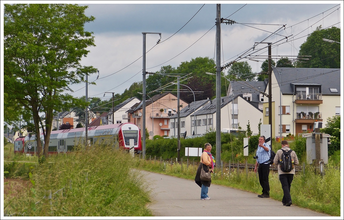 . Jahresrckblick 2013 - Jetzt macht sie schon wieder ein Foto von uns. Dabei htte sie besser daran getan auf den Zug aufzupassen, damit die Tafel nicht genau in der Front des Steuerwagens prangt. ;-) 

Lustige Erinnerung an unsere Wanderung entlang der Nordstrecke zwischen Lintgen und Mersch am 15.06.2013. (Jeanny)
