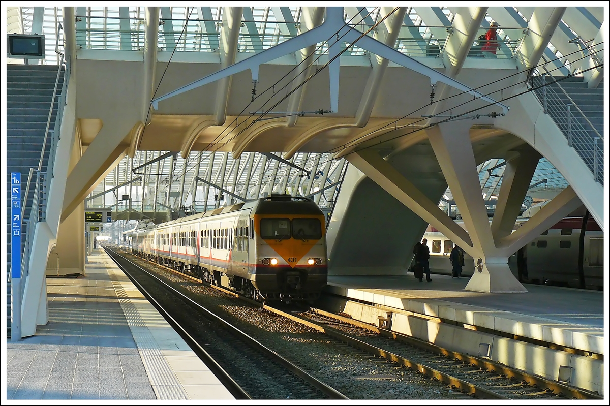 . Licht- und Schattenspiele im Bahnhof Lige Guillemins - Zwei gekuppelte AM80 (Break) verlassen am Morgen des 24.04.2010 den Bahnhof Lige Guillemins, whrend oben eine Fotografin vorbeihuscht, auf der Suche nach Fotomotiven. (Hans)