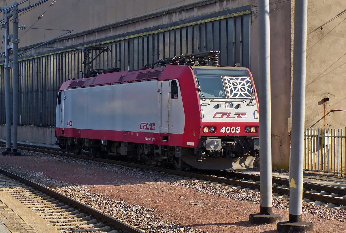 . Motiv verdeckt - Die 4003 mit ihrer ldierten Frontscheibe war etwas zu schnell fr die Fotografin bei der Durchfahrt durch den Bahnhof von Luxemburg. 17.03.2015 (Jeanny)