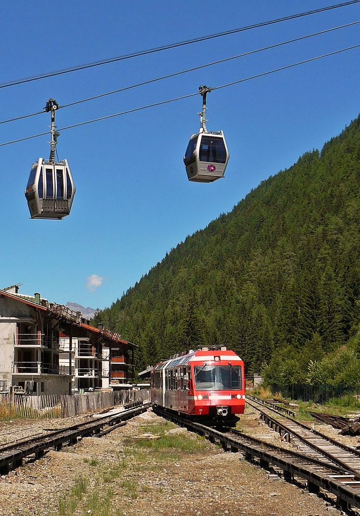 . Neu bearbeitet fr Stefan - Der Mont-Blanc-Express TMR BDeh 4/8 21 (SNCF Z 821) fhrt am 03.08.2008 unter der Luftseilbahn durch und wird in Krze den Bahnhof von Vallorcine erreichen. (Hans)