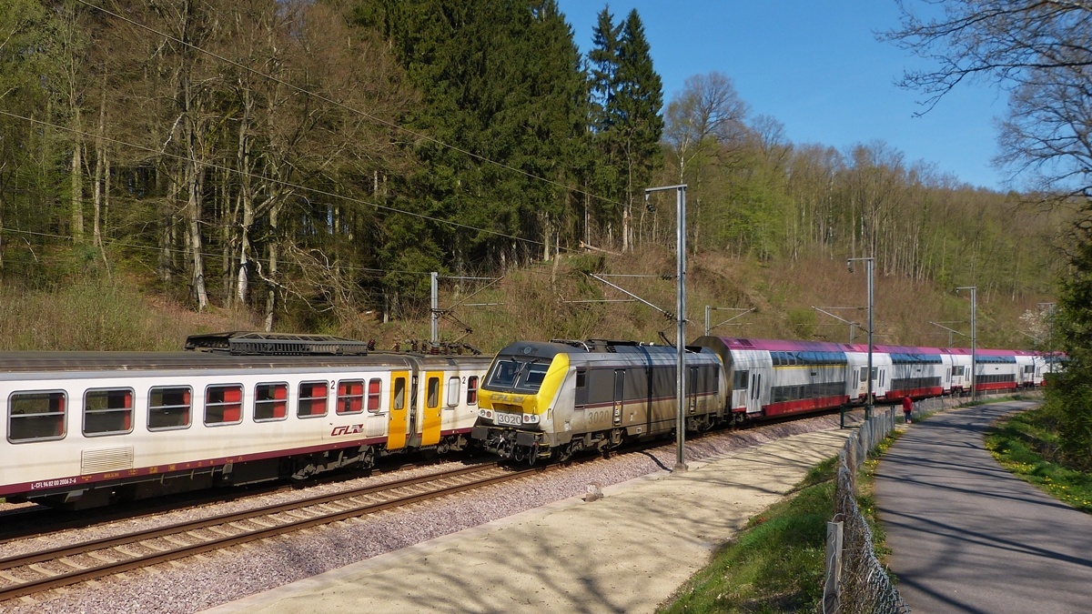 . Neue Verkehrssituation in Cruchten - Seit dem Fahrplanwechsel im Dezember 2014 kreuzen sich die Zge auf der Nordstrecke immer in der Nhe von Cruchten. So auch am 21.04.2015 als der RE 3810 Luxembourg - Troisvierges (3020 mit DoStos) mir die Doppeleinheit Z 2 (RB 3635 Diekirch - Luxembourg) zufuhr. (Hans)