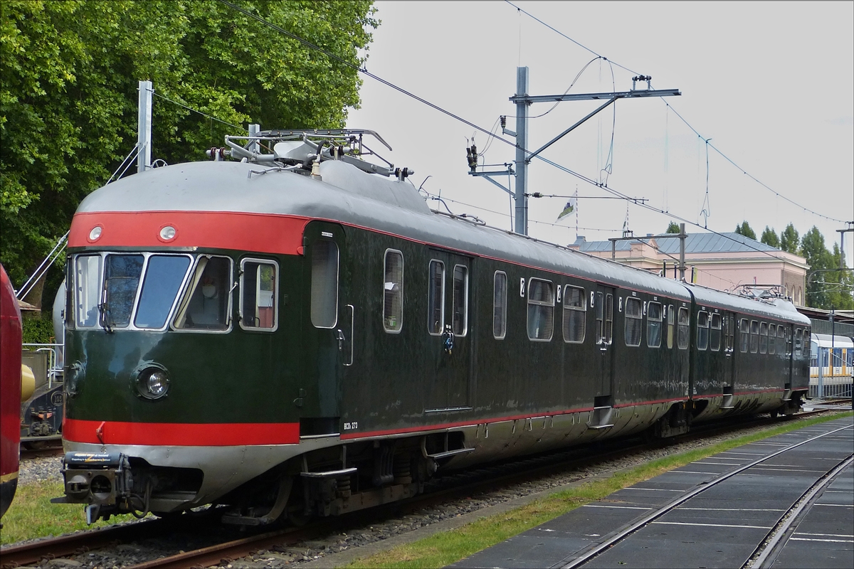 . NS Mat '46, genannt „de Muizenneus“(Die Mausennase), 
NS 273, gebaut 1952 vom Werkspoor Utrecht, 
Antrieb: Elektrisch; 
zwei Teiliger Triebzug; 
Lnge 44,18 m; 
gebaut wurden 79 St.; 
Gewicht 89 t; Sitpltze  
2.Kl. 24 Pltze; 
3. Kl 80 Pltze; 
der Triebzug war bis in den 80gern im Einsatz. 
Utrecht 01.10.2016