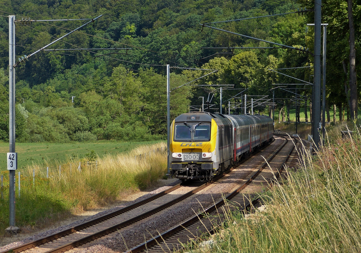 . Obwohl das Interesse an der luxemburgischen Einsenbahn nicht sehr hoch ist und die wirklich guten Fotostellen schon zu oft gezeigt wurden, so habe ich mich doch mal wieder hinreien lassen und den IC Liers – Luxembourg abgelichet. Auf dem kurvenreichen Abschnitt zwischen Colmar-Berg und Cruchten verdeckt leider das hohe Gras etwas die Sicht auf die Nordstrecke, als am 12.07.2015 die 3003 den IC 108 durch das beschauliche Tal der Alzette zog. (Hans)