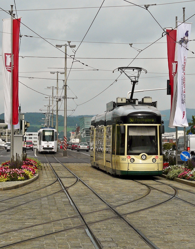 . P�stlingbergbahn -  Der Bombardier Moutainrunner 501 der P�stlingbergbahn hat am 14.09.2010 den Hauptplatz in Linz verlassen und f�hrt nun �ber die Donaubr�cke seinem Ziel P�stlingberg entgegen. (Jeanny)