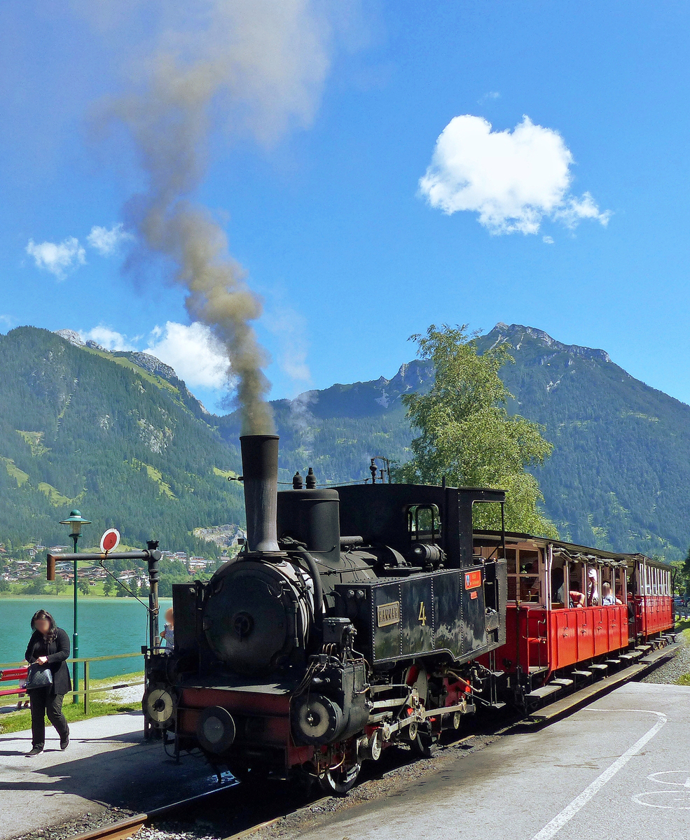 . Rauchkammer voraus - In Eben umfhrt die Lok der Achenseebahn ihren Zug und zieht ihn dann ohne Zahnrad in leichtem Geflle vorbei an Maurach zum Seespitz am Ufer des Achensee. Dort besteht Anschluss zu den Schiffen der Achensee-Schifffahrt. 23.08.2016 (Jeanny)