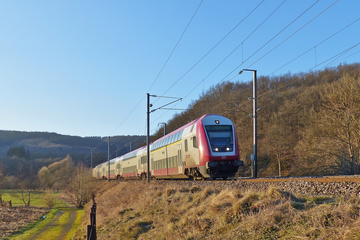 . Steuerwagen voraus hat der RE 3741 Troisvierges - Luxembourg am 11.02.2015 Drauffelt erreicht und wird in Krze die dortige Haltestelle bedienen. (Jeanny)