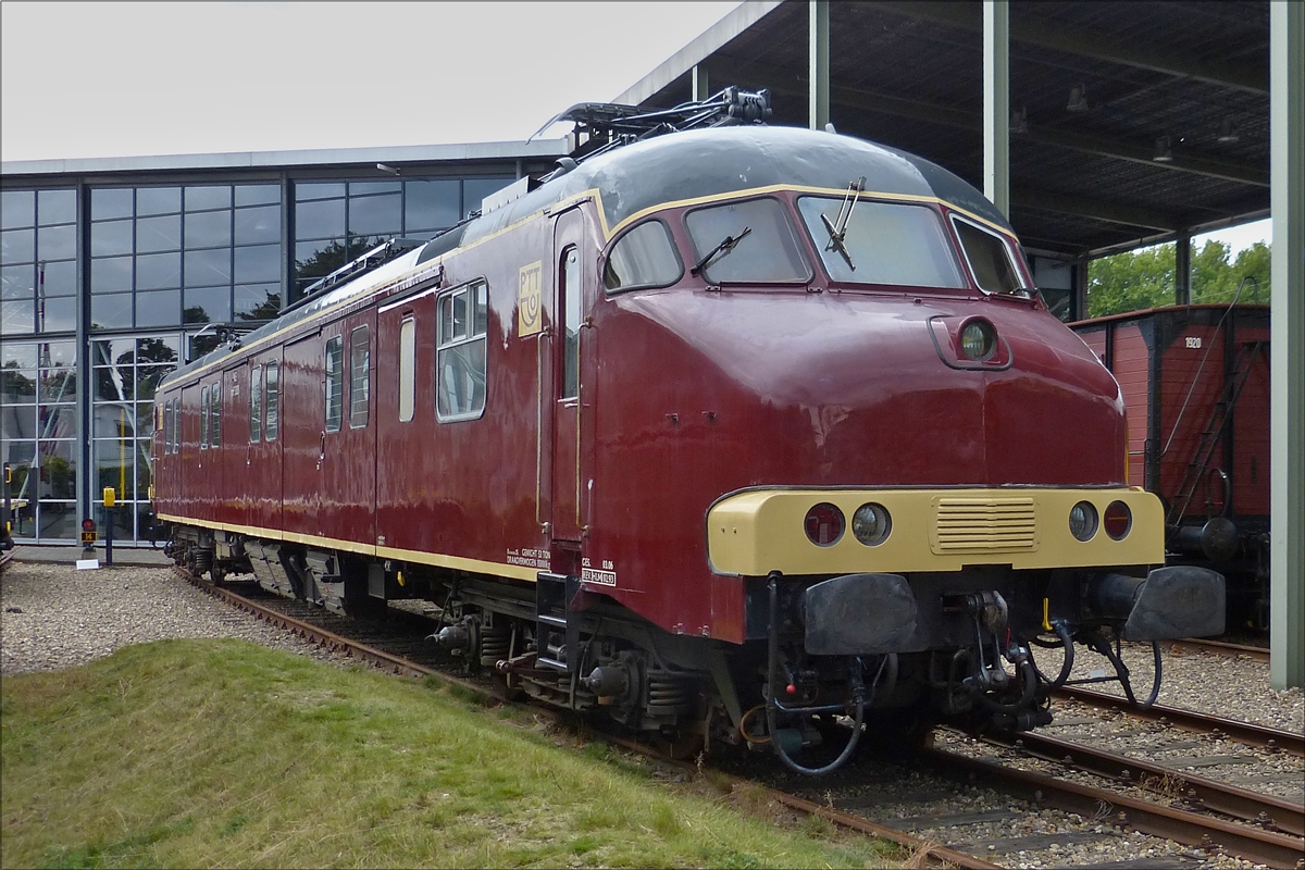 . Triebzug MAT'64 der Niederlndischen Post,
Baujahr: 1965 - 1966
Auer Dienststellung:  von 1995 - 2008
Stckzahl: 35
Achsfolge: Bo'Bo'
Gewicht: 52 t;
Spurweite: 1435 mm;
Lnge: 26400 mm;
Breite: 2760 mm;
Drehgestellen Abstand: 18350 mm;
Radstand: 3000 mm;
V.max 140 Km/h;
Dienstgeschwindigkeit: 125 Km/h;
Ladekapazitt 15000 Kg Post;
Schraubenkupplung damit auch Postgterwagen angehngt werden konnten.
Aufgenommen im Nederlands Spoorwegmuseum in Utrecht.  01.10.2016
