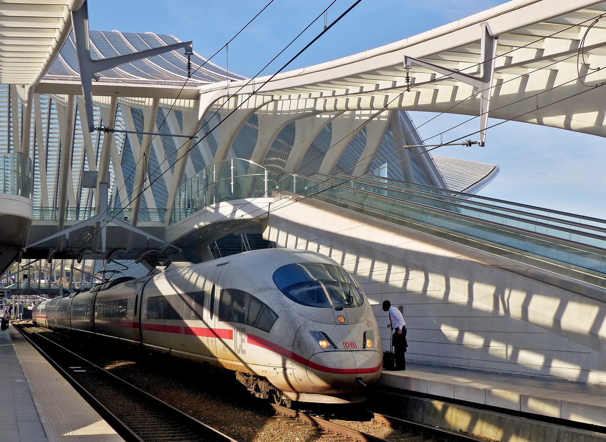 . Trotz Streiks bei der DB verliess der IC 17 Bruxelles Midi - Frankfurt/Main Hbf  den Bahnhof Lige Guillemins pnktilich am 18.10.2014. (Jeanny)