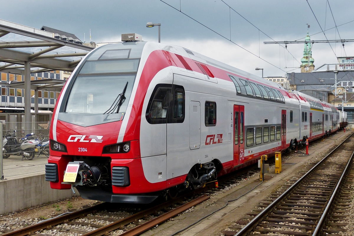 . berrachung auf der Heimreise - Der CFL KISS 2304 war am 27.05.2014 sehr Fotografen freundlich im Bahnhof von Luxembourg abgestellt und konnte so auf der Heimreise von Herdorf nach Erpeldange noch abgelichtet werden. (Hans)