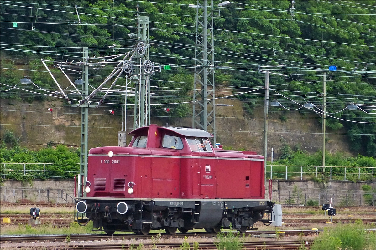 . Überraschung in Saaarbrücken, während wir auf den Zug nach Neustadt an der Weinstrasse warten, fährt Diesellok V 100 2091 im Bahnhofsvorfeld an uns vorbei. 17.06.2016  (Hans) 
Technische Daten der Lok: 
Bj 1964, Hersteller Mak; Typ V100.20; Bauart B’B’-dh;  
01.01.68 umzeichnung in 212 091-3, 
ausgemuster bei der DB am 31.07.2002, 
zwischendurch an Alstom und and die VEB vermietet; 
am 01.01.2007 erhielt sie die NVR-Nr 92 80 1212 209-1; 
seit dem 15.06.2015 ist die Lok von der BSBG angemietet.
 