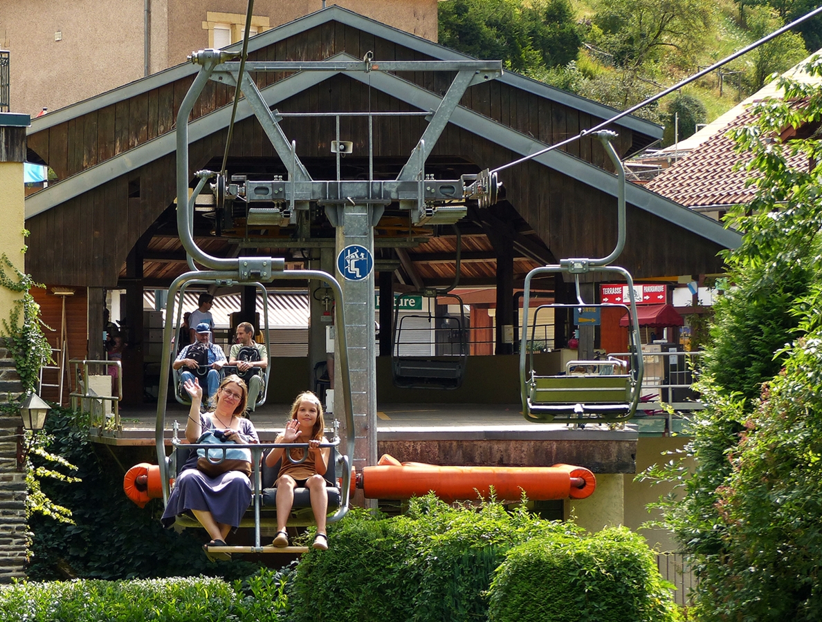. Unsere lieben G�ste aus Berlin scheinen die Fahrt mit dem Sessellift in Vianden sichtlich zu genie�en. 31.07.2018 (Jeanny)