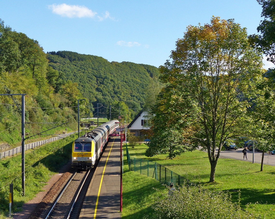 . Unten in Michelau sieht es dann so aus, wenn der IC 117 Luxembourg - Liers, gezogen von der 3008, nach kurzem Halt die Haltestelle verlässt. 28.09.2015 (Jeanny)