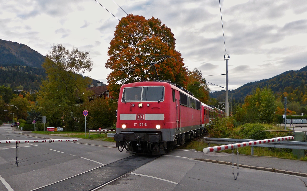 . Verfolgungsjagd bis nach Garmisch-Partenkirchen - Nach dem Frhstck in Mittenwald am 06.10.2015 erblickte ich vor unserem Feriendomizil einen auerplanmssigen Zug. Die Kamera war leider nicht griffbereit, sondern lag im Auto und so stieg ich dort ein und verfolgte den Zug bis nach Garmisch-Partenkirchen. Dort erwischte ich den vermutlichen Schadzug, gezogen von der 111 175-6, an der Bahnschranke in der Nhe vom Skistadion. (Hans)