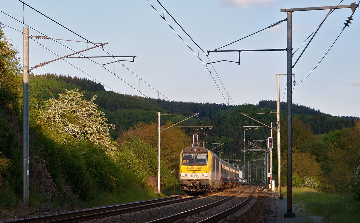 . Vergebliches Warten auf den Gterzug - Am 19.05.2014 standen wir an der richtigen Stelle zwischen Wilwerwiltz und Lellingen, um den Gterzug abzulichten. Leider zeigte sich kein Gterzug und so blieb mir nur die Mglichket den IR 120 Luxembourg - Liers im letzten Abendlicht zu fotografieren. (Jeanny)

