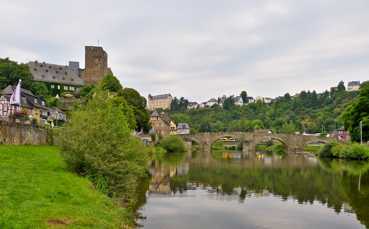 . Von meinem Standpunkt an der Lahn in Runkel hatte man zwar eine wunderschne Aussicht auf die Stadt, aber die HLB (Hessische Landesbahn) LINT 41 Doppeleinheit kann man leider nur erahnen. 26.05.2014 (Jeanny) 