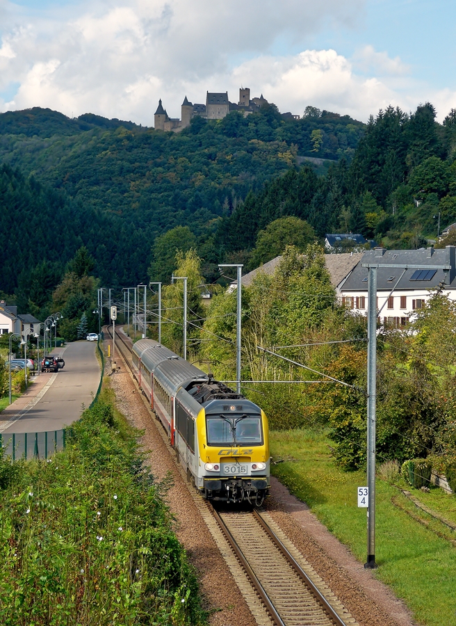 . Whrend eine Fotowolke die Burg Bourscheid verdunkelt, fhrt der IR 115 Liers - Luxembourg der Sonne und der Haltestelle Michelau entgegen. 20.09.2014 (Hans)