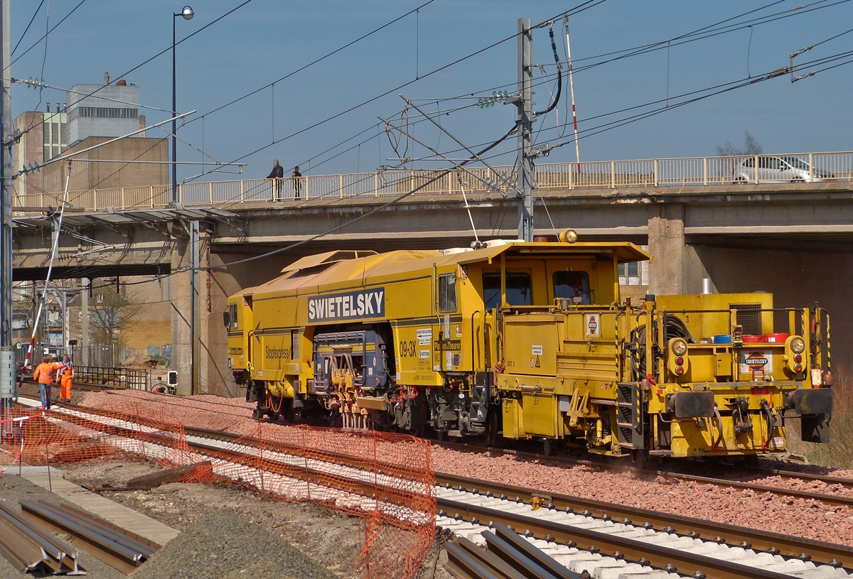 . Whrend der Gleisbauarbeiten am 09.04.2015 ist von der Neuen schon im Bau befindlichen Brcke noch nichts zu erkennen, heute kann das Bild so nicht mehr wiederholt werden weil diese Brcke abgerissen ist.