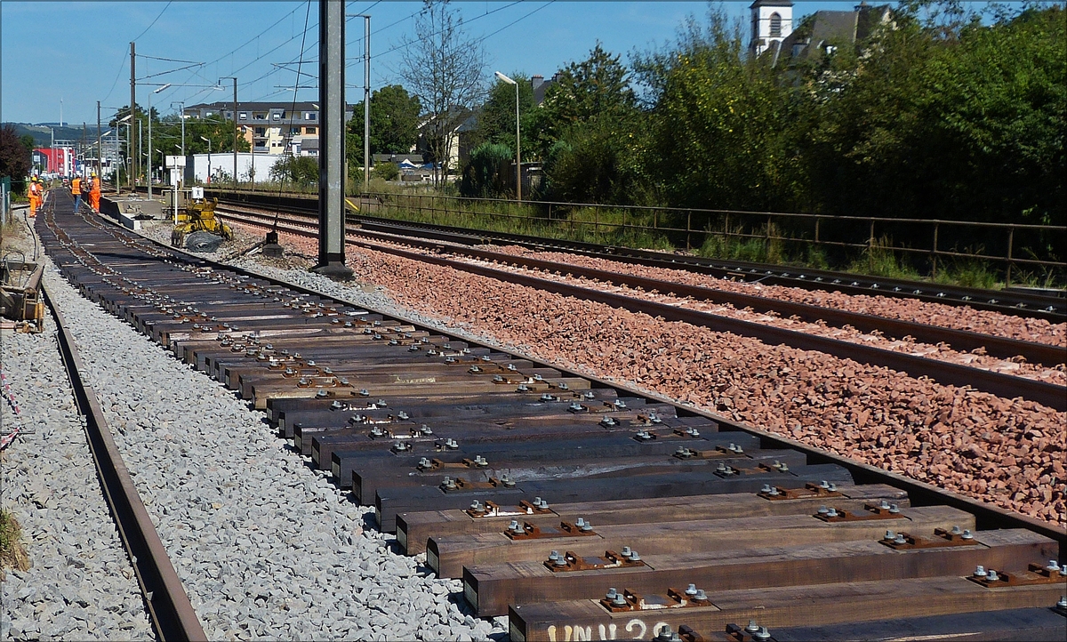 . Whrend die Hauptgleise in Richtung Ettelbrck - Luxemburg mit Betonschwellen ausgerstet wurden, wird das Dieselgleis von Ettelbrck nach Bissen hier im Bereich von Schieren mit den herkmmlichen Holzschwellen verlegt. 07.09.2016  (Hans)