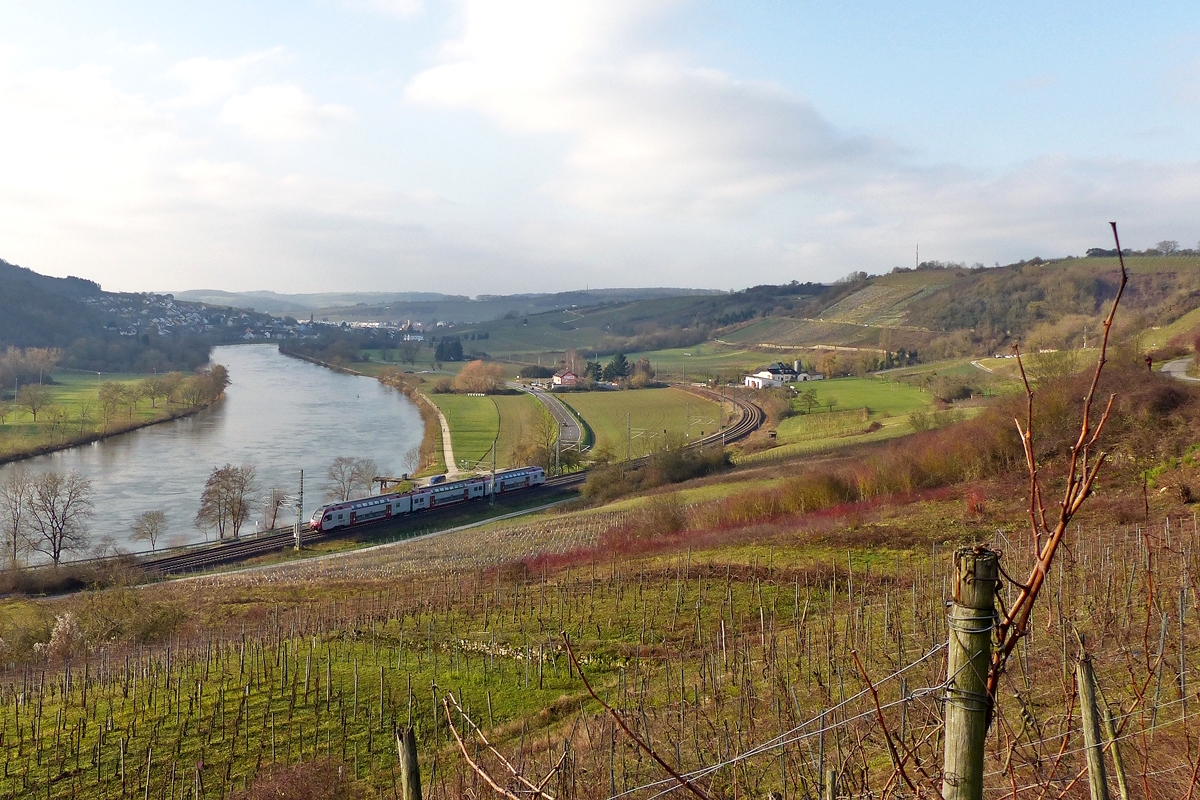. W�hrend die Weinreben noch kahl sind, f�hrt ein CFL KISS an der Mosel entlang zwischen Wasserbilligerbr�ck und Igel. 14.01.2018 (Jeanny)