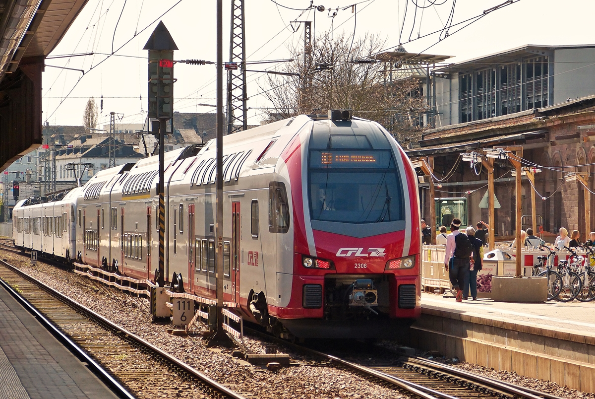 . Wegen Umbauarbeiten eignet sich der Trierer Hauptbahnhof nur bedingt zu fotografieren, trotzdem habe ich einen Nachschuss im Gegenlicht riskiert, um zu zeigen wie wenig die beiden Zge (DB Regio 5-teiliger FLIRT und CFL Kiss) miteinander harmonieren.

Der RE 5114 aus Koblenz fhrt am 10.04.2015 in den Hauptbahnhof von Trier ein, um dort getrennt zu werden. Der vordere Zug fhrt nach Mannhein, whrend der hintere Zug nach Luxembourg fhrt. (Hans)