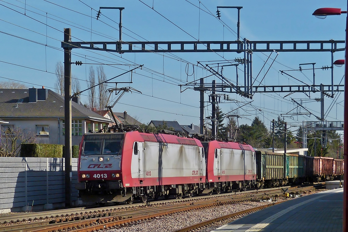 . Wenn die CFL 4000er im Gterverkehr ttig sind, sieht man ihnen die schwere Arbeit auch schon mal an. 4013 und 4018 im Doppelpack ziehen am 24.02.2014 einen langen Schrottzug durch den Bahnhof von Noertzange. (Hans)