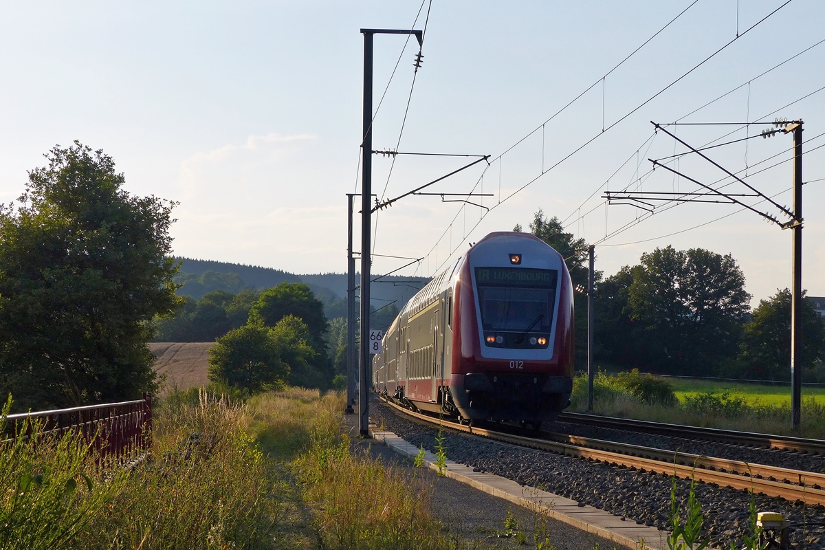 . Wer ist schneller, der Lokfhrer beim Abschlalten der Lichter oder die Kamera der Fotografin? - Am 25.07.2014 hat der IR 3745 Troisvierges - Luxembourg den Bahnhof von Wilwerwiltz verlassen und begibt sich auf seine Weiterreise in die luxemburgische Hauptstadt. (Jeanny)