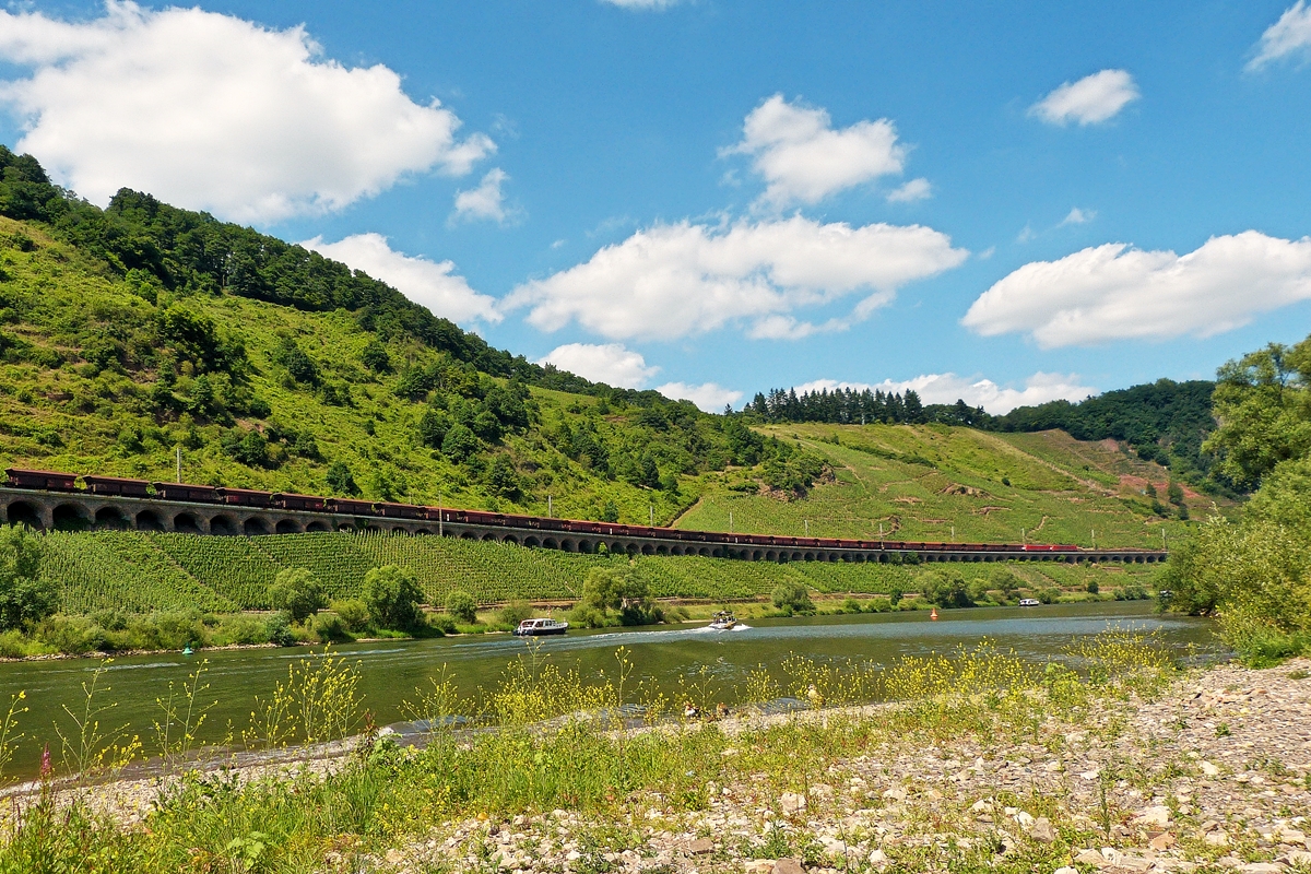 . Wie ein langer Wurm schlngelt sich der Erzzug ber den Pndericher Hangviadukt. 21.06.2014 (Jeanny)