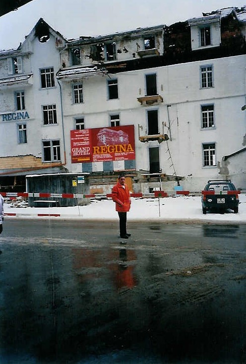 (002'524) - Aus dem Archiv: Whrend der Wintersaison regelte mein Vater einige Jahre den Verkehr bei der Einfahrt in den Autobahnhof. Vor allem, wenn bis zu acht Skibusse aus der Hahnenmoosregion in Adelboden eintrafen. Die Aufnahme stammt vom Januar 1988.