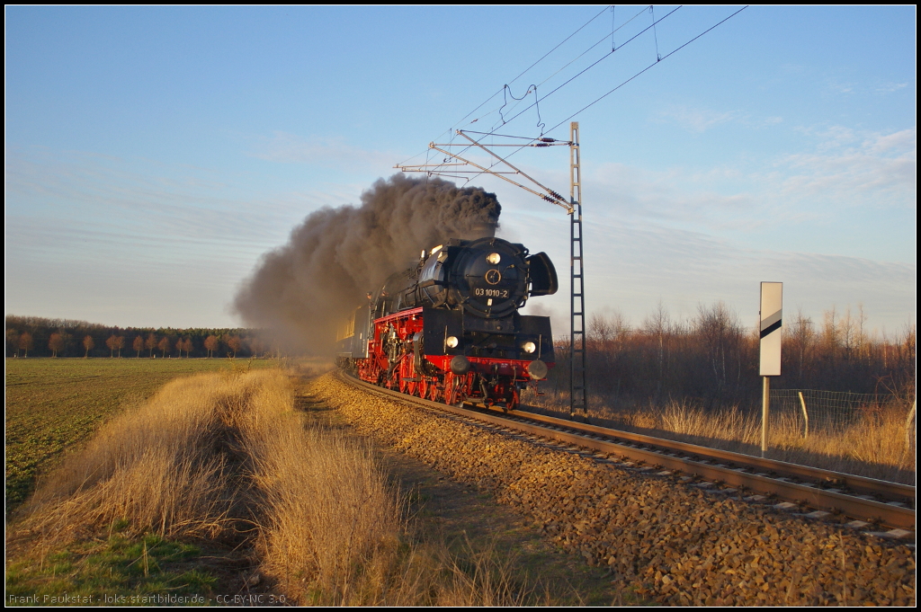 03 1010 vom Förderverein Schnellzugdampflok 03 1010 e.V. aus Halle mit dem DPE 25045 Berlin Südkreuz - Braunschweig am 08.03.2014 in der Genshagener Heide