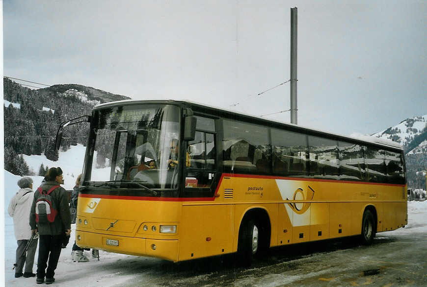 (083'136) - MOB Montreux - Nr. 25/BE 220'965 - Volvo am 19. Februar 2006 beim Bahnhof Gstaad