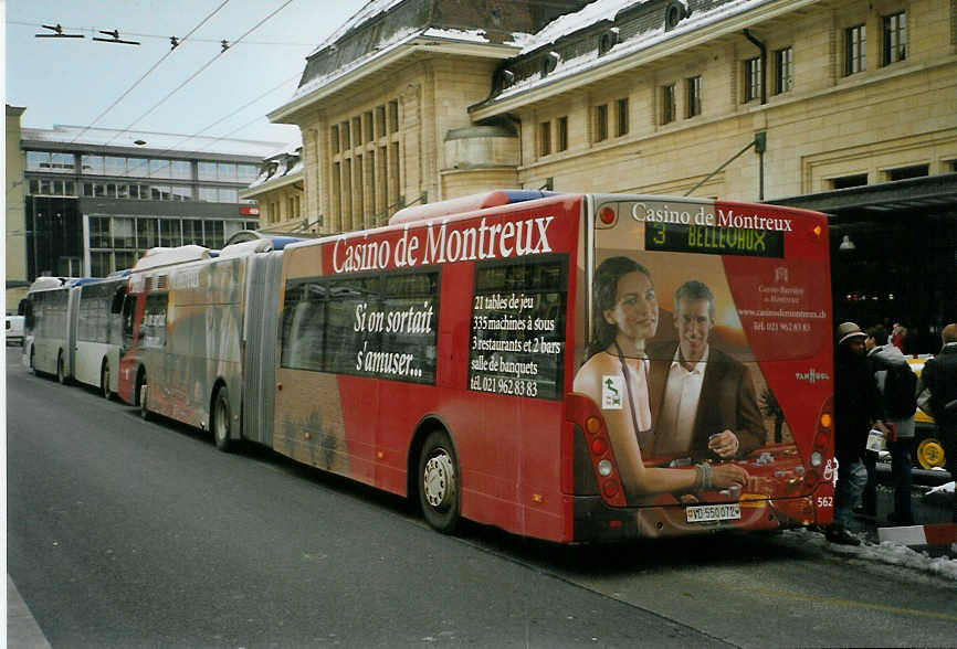(083'830) - TL Lausanne - Nr. 562/VD 550'072 - Van Hool am 6. Mrz 2006 beim Bahnhof Lausanne