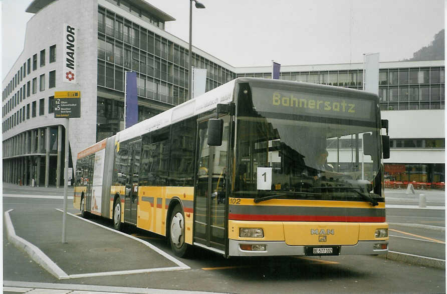 (084'423) - STI Thun - Nr. 102/BE 577'102 - MAN am 29. April 2006 beim Bahnhof Thun