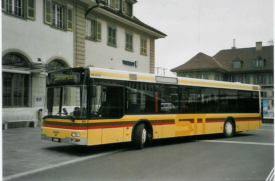 (084'434) - STI Thun - Nr. 81/BE 543'381 - MAN am 29. April 2006 beim Bahnhof Thun