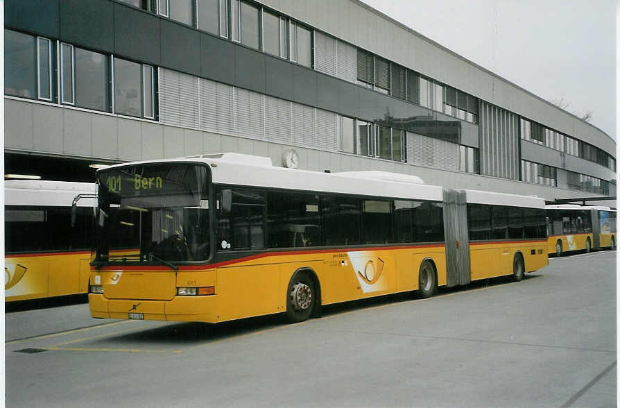 (084'813) - PostAuto Bern-Freiburg-Solothurn - Nr. 611/BE 614'089 - Volvo/Hess (ex P 27'731) am 10. Mai 2006 in Bern, Postautostation