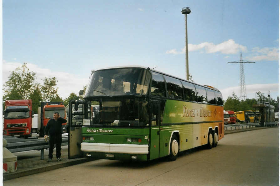 (085'208) - Aus der Schweiz: Kunz+Maurer, Burgistein - Nr. 20/BE 477'720 - Neoplan am 19. Mai 2006 in Lrrach, Grenze