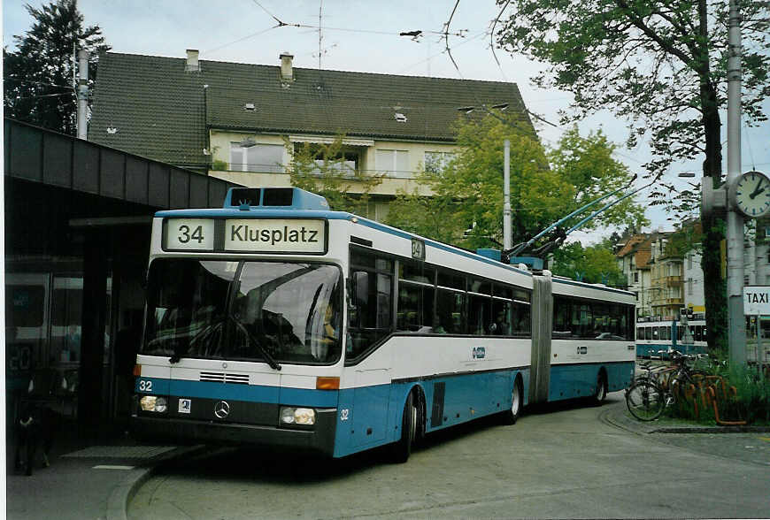 (085'607) - VBZ Zrich - Nr. 32 - Mercedes Gelenktrolleybus am 25. Mai 2006 in Zrich, Klusplatz