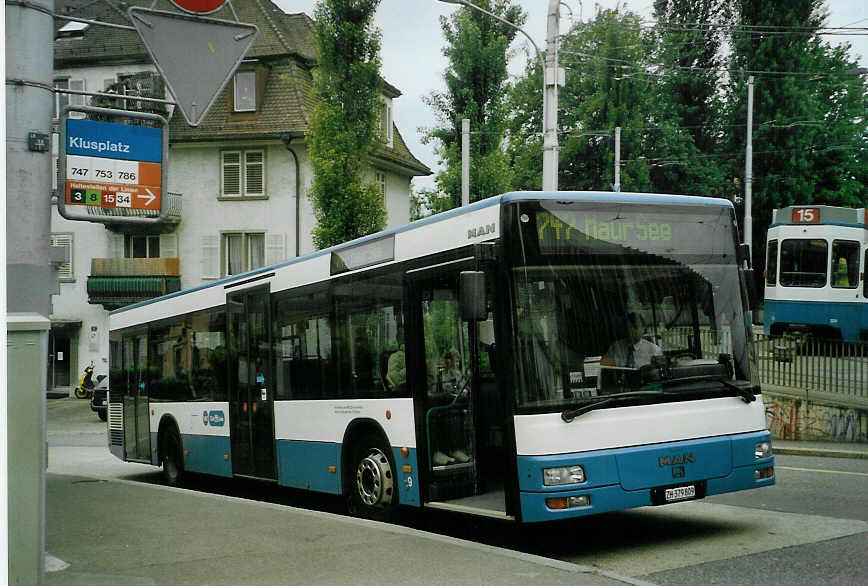 (085'616) - Gut, Binz - Nr. 9/ZH 379'809 - MAN am 25. Mai 2006 in Zrich, Klusplatz