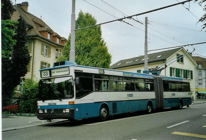 (085'620) - VBZ Zrich - Nr. 19 - Mercedes Gelenktrolleybus am 25. Mai 2006 in Zrich, Klusplatz