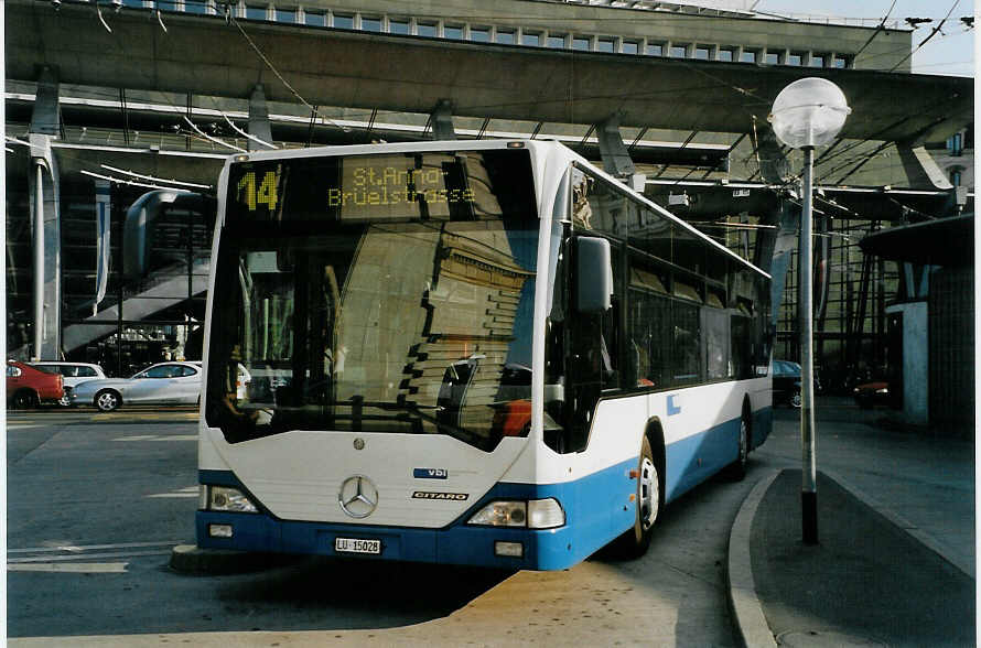 (087'625) - VBL Luzern - Nr. 567/LU 15'028 - Mercedes (ex Gowa, Luzern Nr. 67) am 25. Juli 2006 beim Bahnhof Luzern