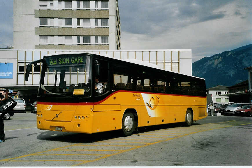 (087'926) - Lathion, Sion - Nr. 3/VS 145'605 - Volvo am 26. Juli 2006 beim Bahnhof Sion