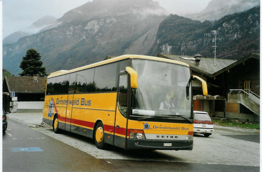 (088'819) - AVG Grindelwald - Nr. 27/BE 345'856 - Setra am 3. August 2006 in Brienz, Kirchgemeindehaus