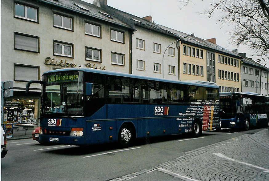 (091'103) - SBG Freiburg - FR-JS 329 - Setra am 23. Dezember 2006 in Freiburg, Siegesdenkmal