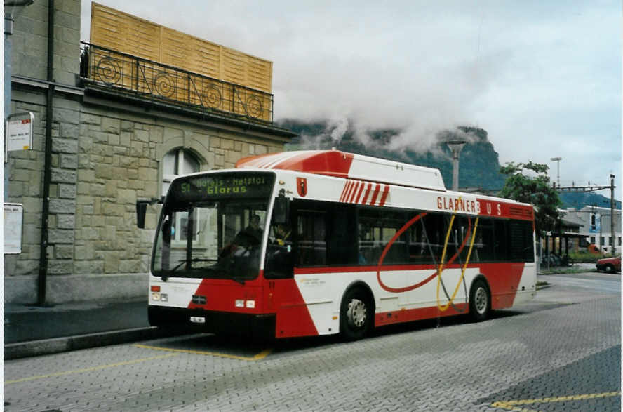 (095'224) - Niederer, Filzbach - Nr. 11/GL 46 - Van Hool am 2. Juni 2007 beim Bahnhof Nfels-Mollis