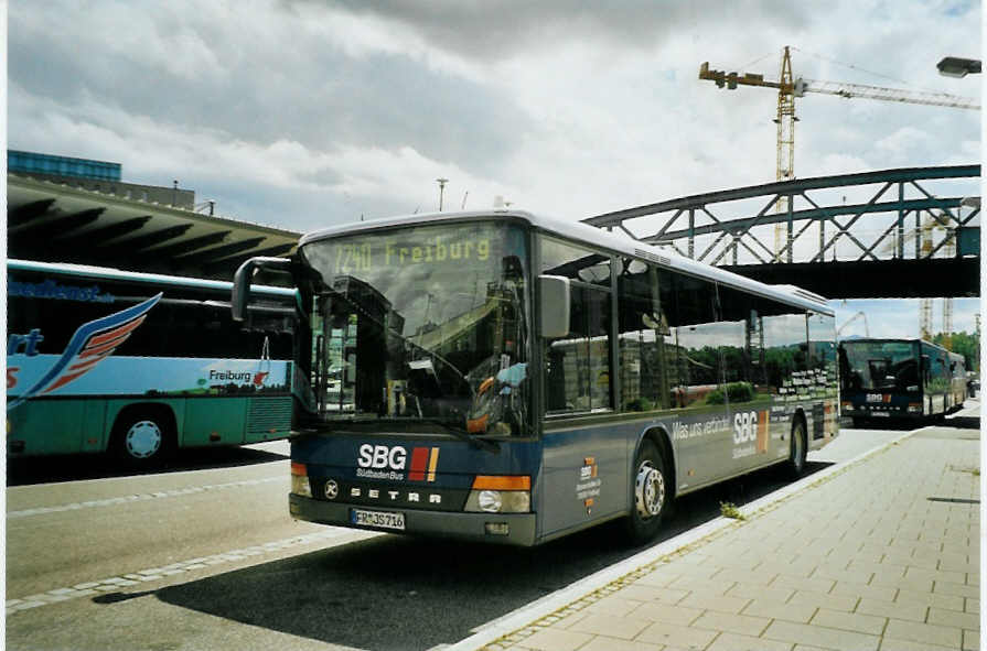 (096'024) - SBG Freiburg - FR-JS 716 - Setra am 9. Juli 2007 beim Bahnhof Freiburg